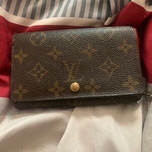 Selling a old but completely fine Louis Vuitton wallet!